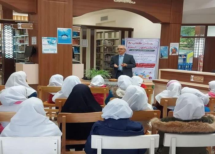 بازدید دانش آموزان از کتابخانه عمومی «محمدعلی کریم پور»